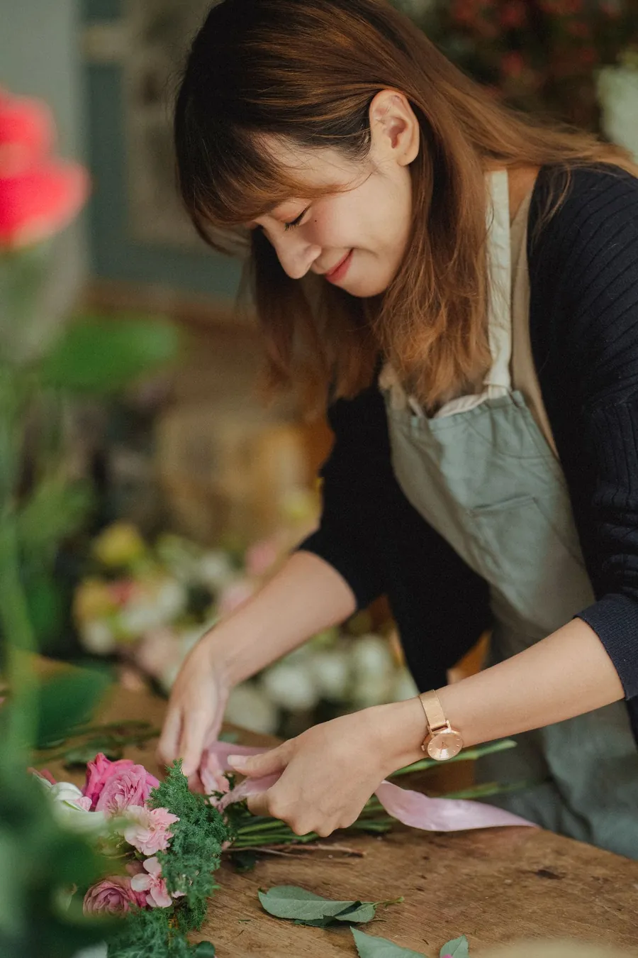 花束を作る花屋の店主のイメージ写真